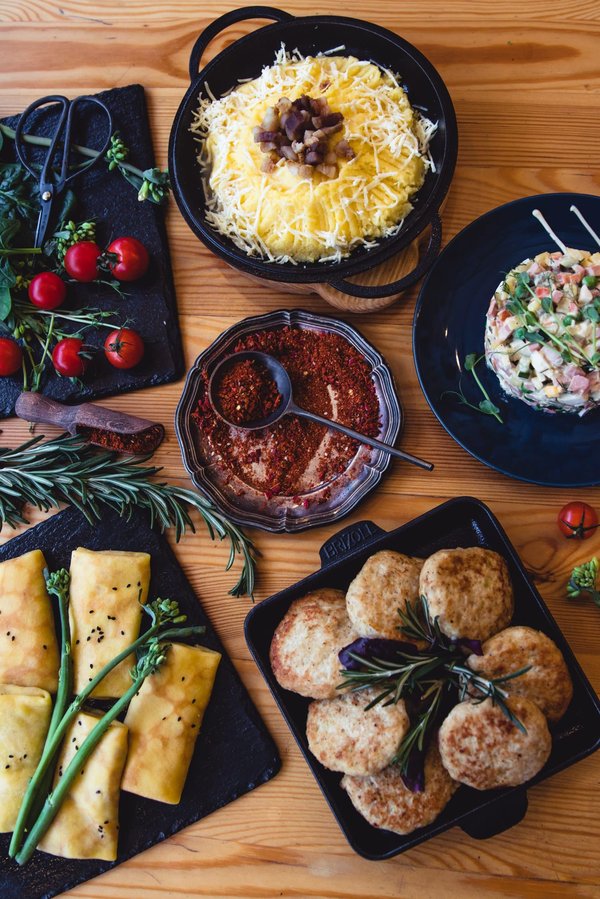 Quelles sont les techniques de restauration pour les manuscrits médiévaux endommagés par l'eau ?