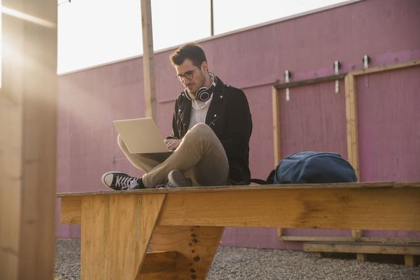 Recherche d'emploi et de formation à Dinan : les avantages de choisir les plateformes en ligne